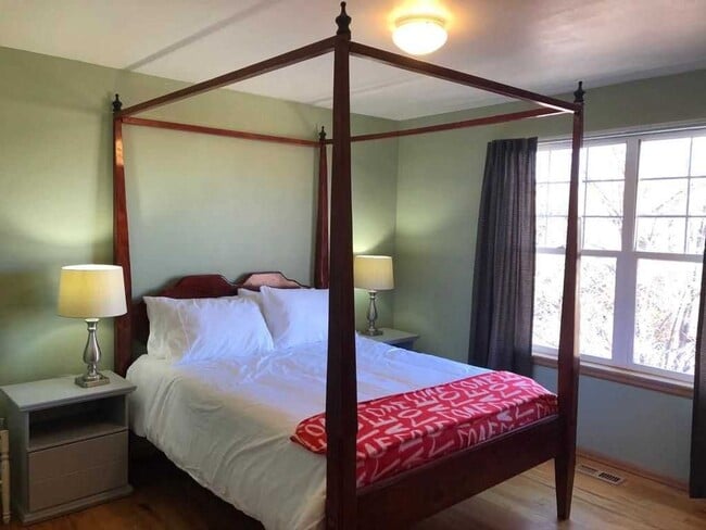 Building Photo - Luxury four bed four bath patio home avail...