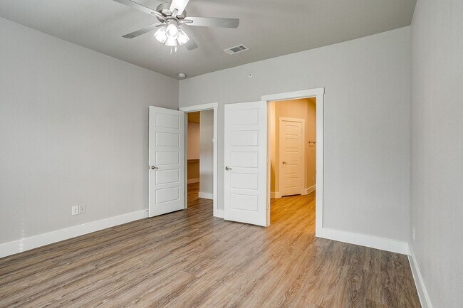 Building Photo - *BACK TO SCHOOL MOVE IN SPECIAL*