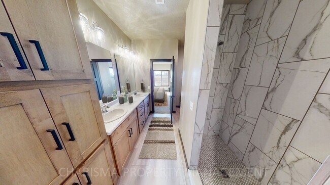 Building Photo - WALK IN AND AMENITY FILLED THREE BEDROOM TOWNHOME!