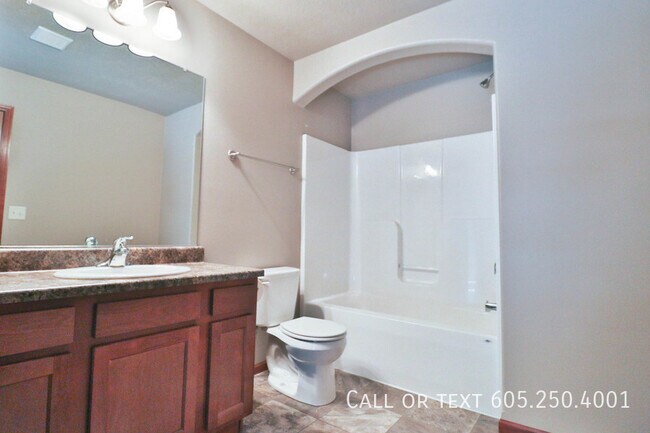 Building Photo - Sensational 2 bedroom Town Home in Harrisb...