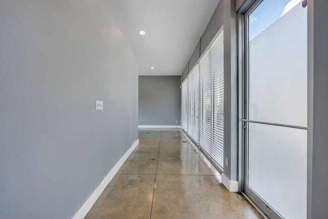 Building Photo - Modern Loft Near HCA & TMH With Lake Frontage