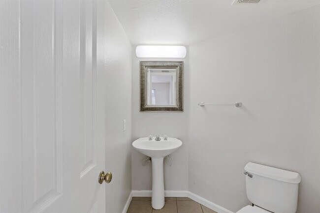 Building Photo - 408 Hansen Cir