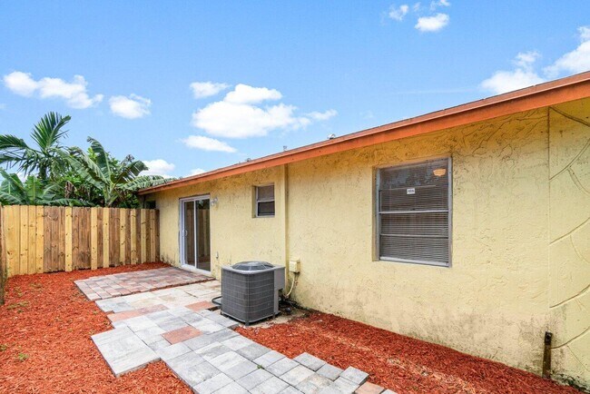 Building Photo - 4787 Gulfstream Rd