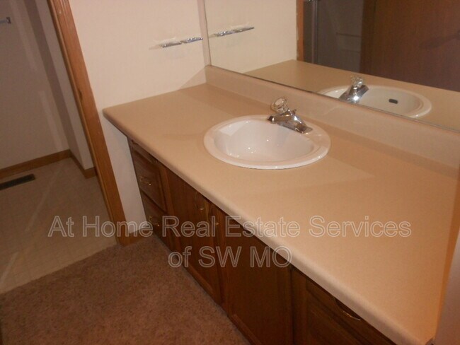 Building Photo - 807 Foxx Dr