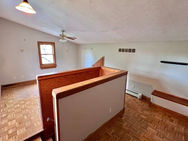 Building Photo - 2869 Markbreit Ave