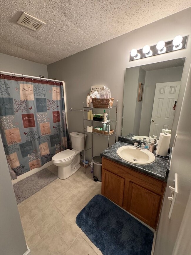 Building Photo - Beautiful 3 Bedroom 2 Bath Home Close to I...