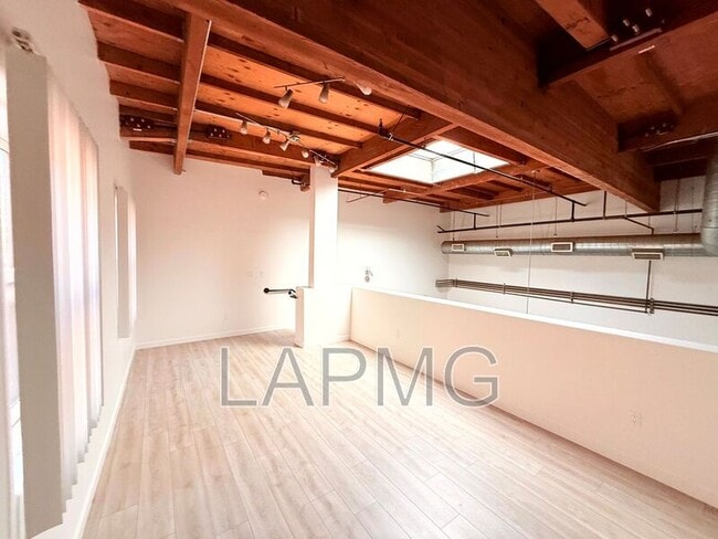 Building Photo - 1734 N Main St