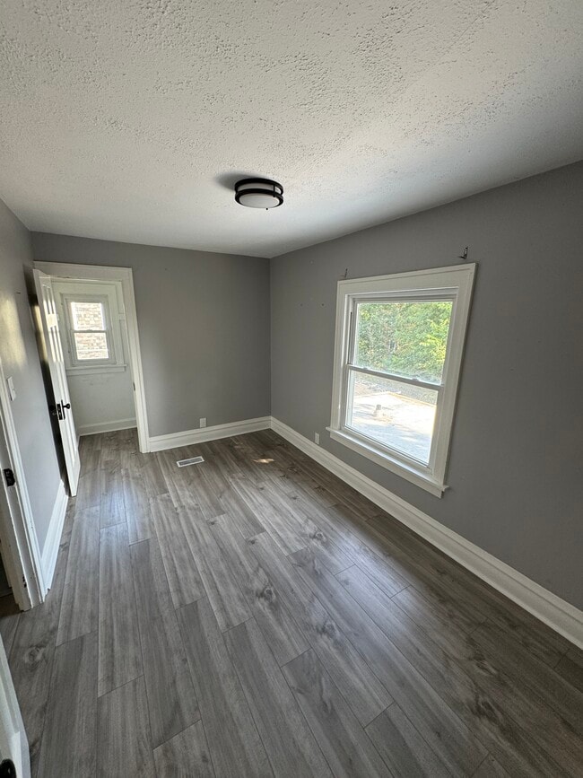 Building Photo - 454 Colford Ave