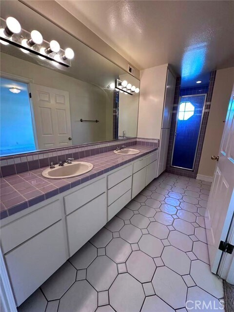 Building Photo - 1126 Highland Oaks Dr