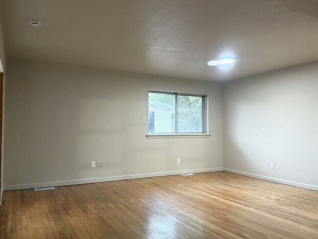 Building Photo - Florissant - 3 Bed 1-1/2 Bath with Partial...
