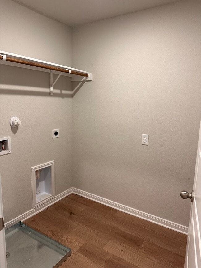 Building Photo - Gorgeous Luxury 3/2.5 Home