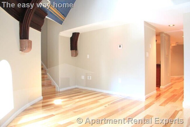 Building Photo - 17 Bow St