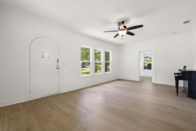 Building Photo - 1301 Sloan St