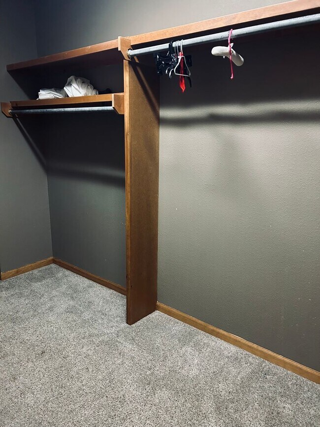 Building Photo - Gorgeous Home Located on Rivercut Golf Cou...