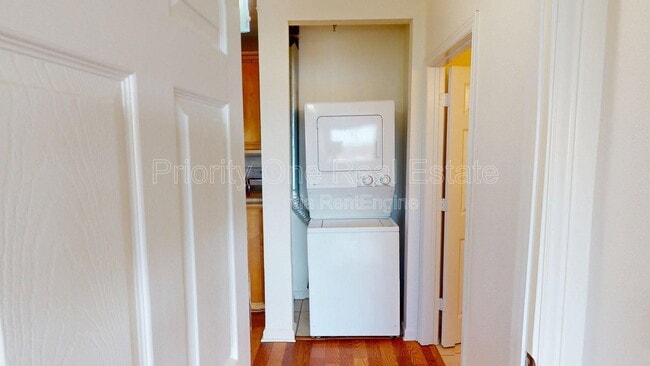 Building Photo - 4041 Oakcrest Dr