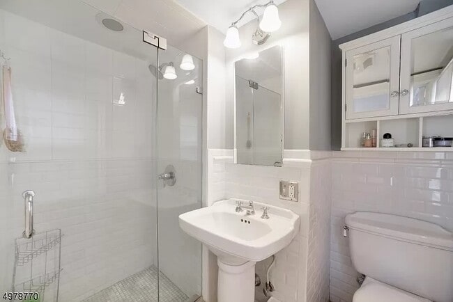 Building Photo - 53 Meadowbrook Rd