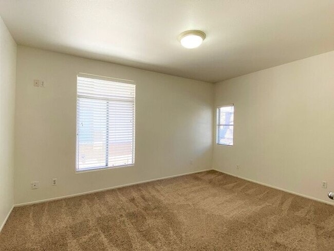 Building Photo - Desirable 2 Bedroom 2.5 Bathroom Townhome ...