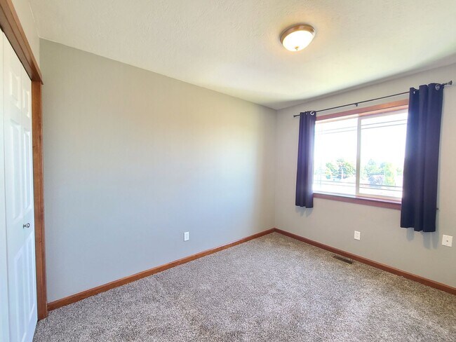 Building Photo - $2,200 -  3 Bed / 2.5 Bath Beautiful Spokane Valley House