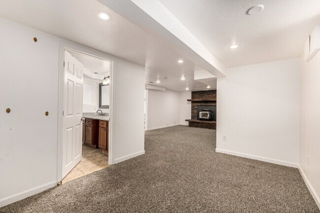 Building Photo - "Charming 3-Bed, 2-Bath Haven in Englewood – 1,499 Sq Ft of Comfort!"