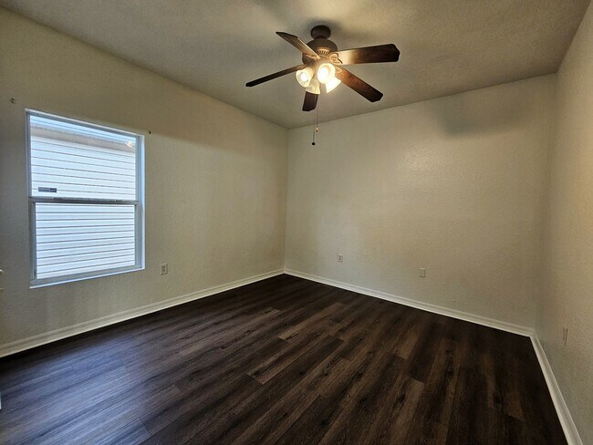 Building Photo - 1004 Park Central Cir
