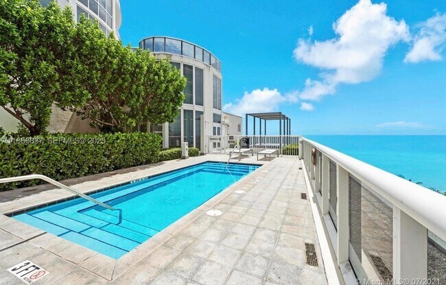 Building Photo - 15811 Collins Ave