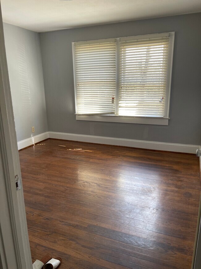 Bed 1 - 2203 2nd St NE