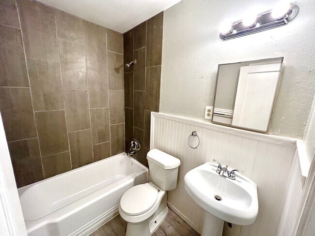 Building Photo - 2431 Cincinnati Ave