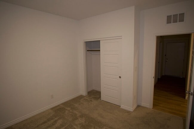 Building Photo - Spacious 2 Story Townhome!