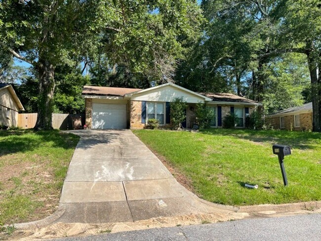 Building Photo - Close to South Alabama 3/2 Single Car Garage