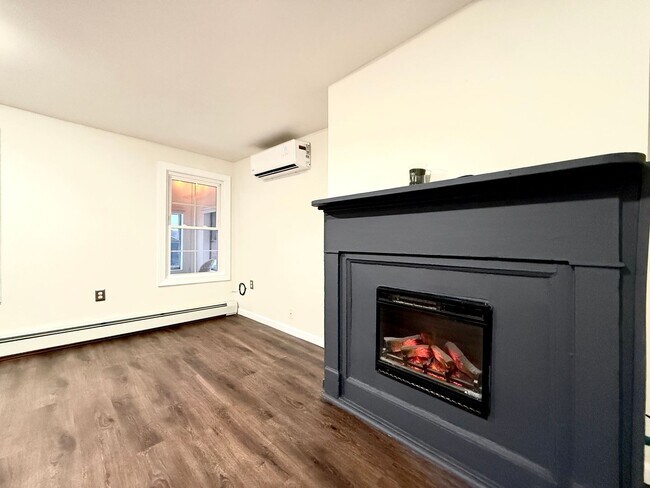 Building Photo - Walk to the Waterfront!|2BR Single-Family with Private Yard!