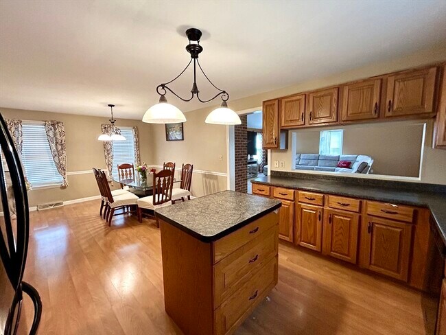Building Photo - 35 Fox Meadow Dr