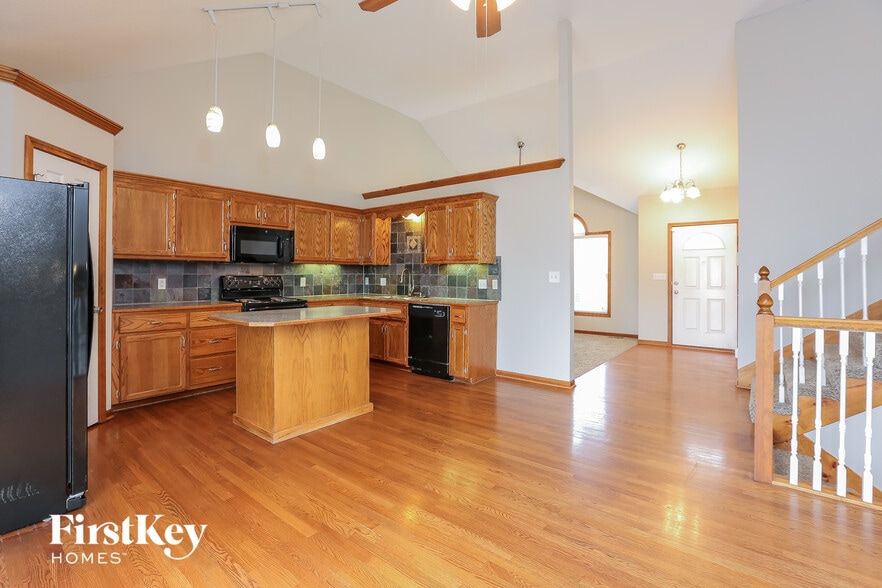 Building Photo - 912 E Madelyn Dr