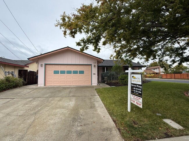 Building Photo - Single Story Home in Quiet Neigbhorhood Ne...