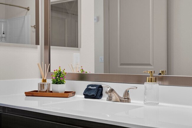 Building Photo - 711 W Broadway Rd