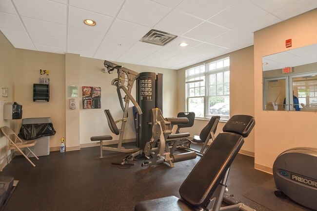 Building Photo - 614 Pond St