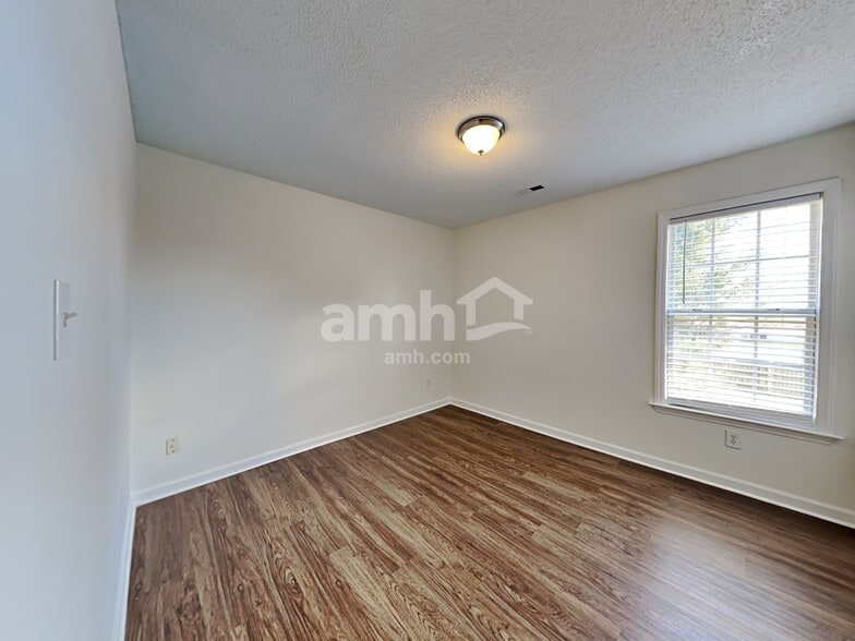 Building Photo - 241 Pinecroft Dr