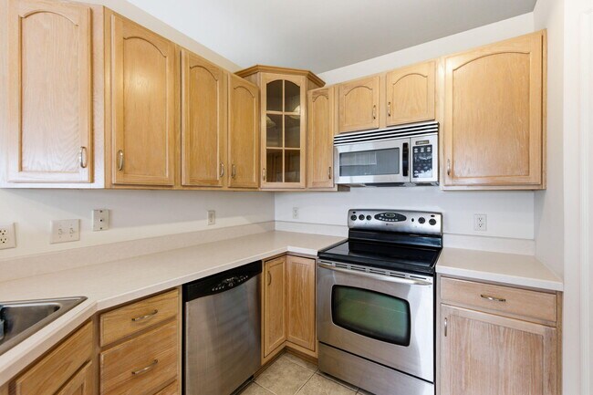 Building Photo - 323 Skyview Ct