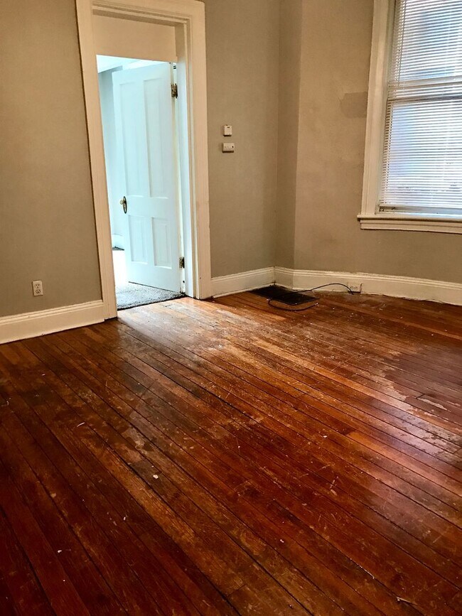 Building Photo - *** Shadyside Duplex Apartment * Pet Friendly * Spacious & Renovated * Available Now * Modern Fin...