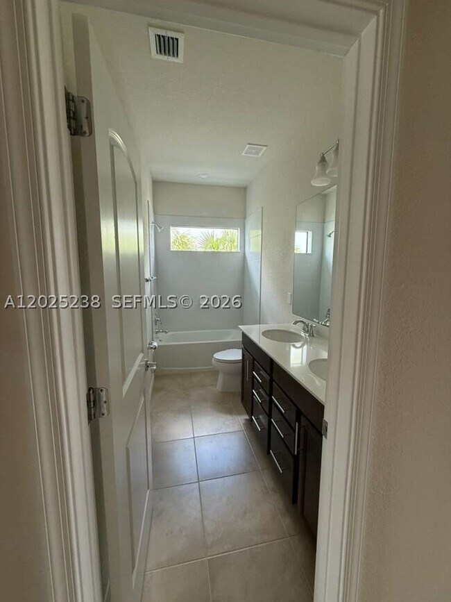 Building Photo - 2163 Appleton Cir S