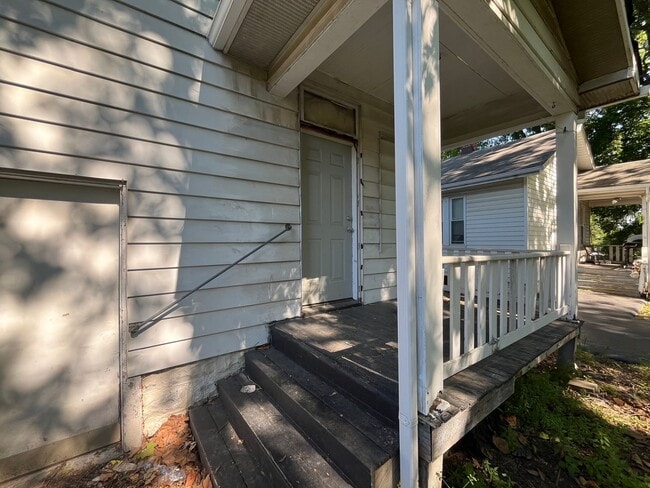 Building Photo - 306 Lampert St