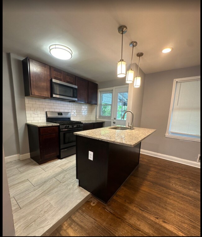 Building Photo - 3 BEDROOM HOME RENOVATED!