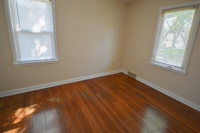 Building Photo - 3 bedroom home on corner lot with beautiful hardwood floors!