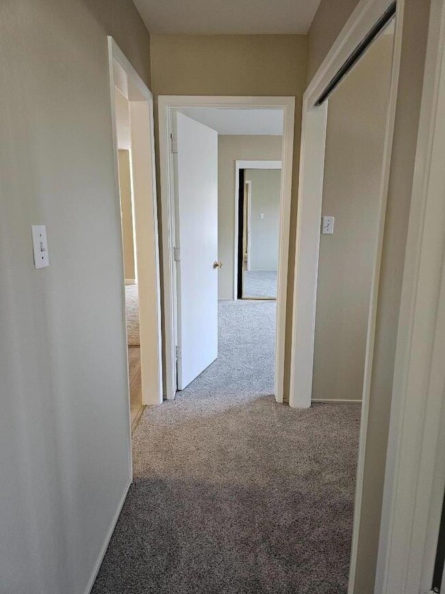 Building Photo - 160 Clarendon Rd