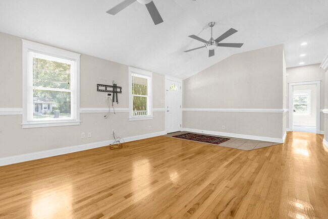 Building Photo - 2217 Doris Dr