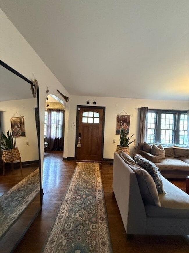 Building Photo - Beautiful 4 Bedroom Home