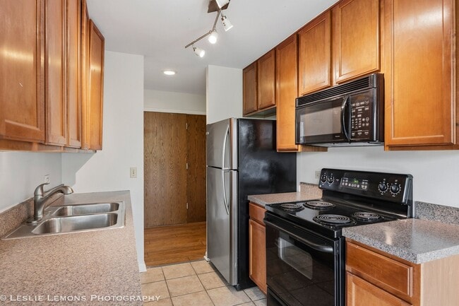 Building Photo - 5950 Oakwood Dr