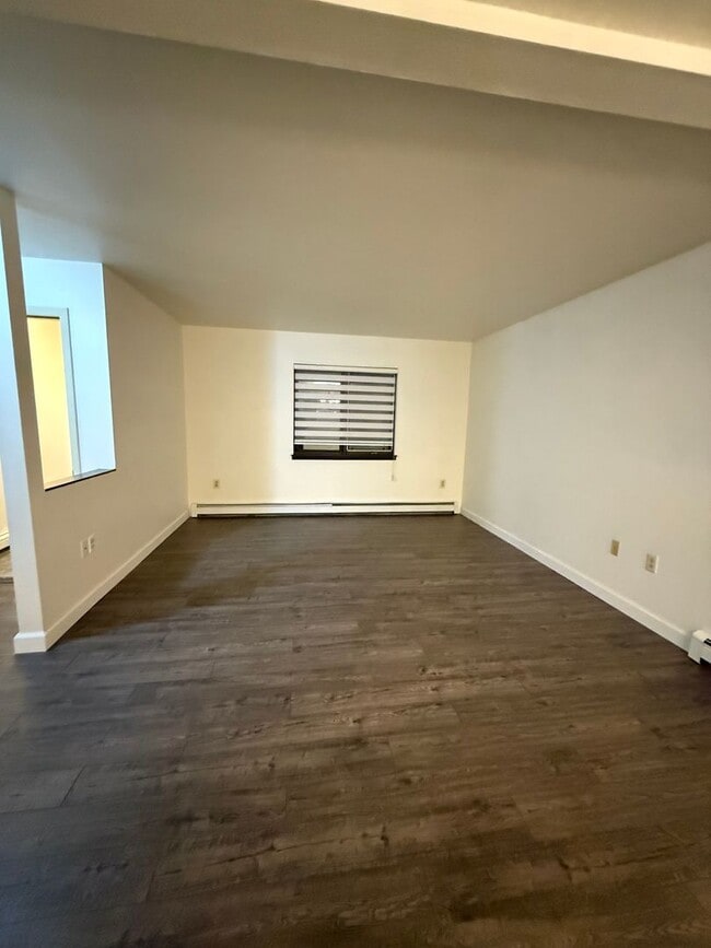 Building Photo - Spacious 4-bedroom / Heat included / 1 car garage