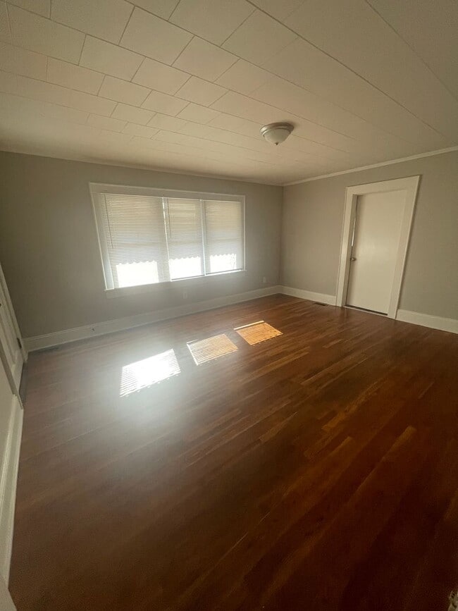 Building Photo - Adorable 3 bedroom 1 bath home Located in Hickory