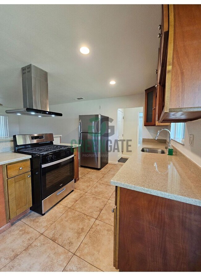 Building Photo - AVAILABLE NOW!! 3 Bedroom 2 Bath Home in Tracy!