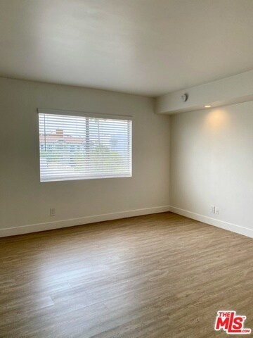 Building Photo - 435 N Oakhurst Dr